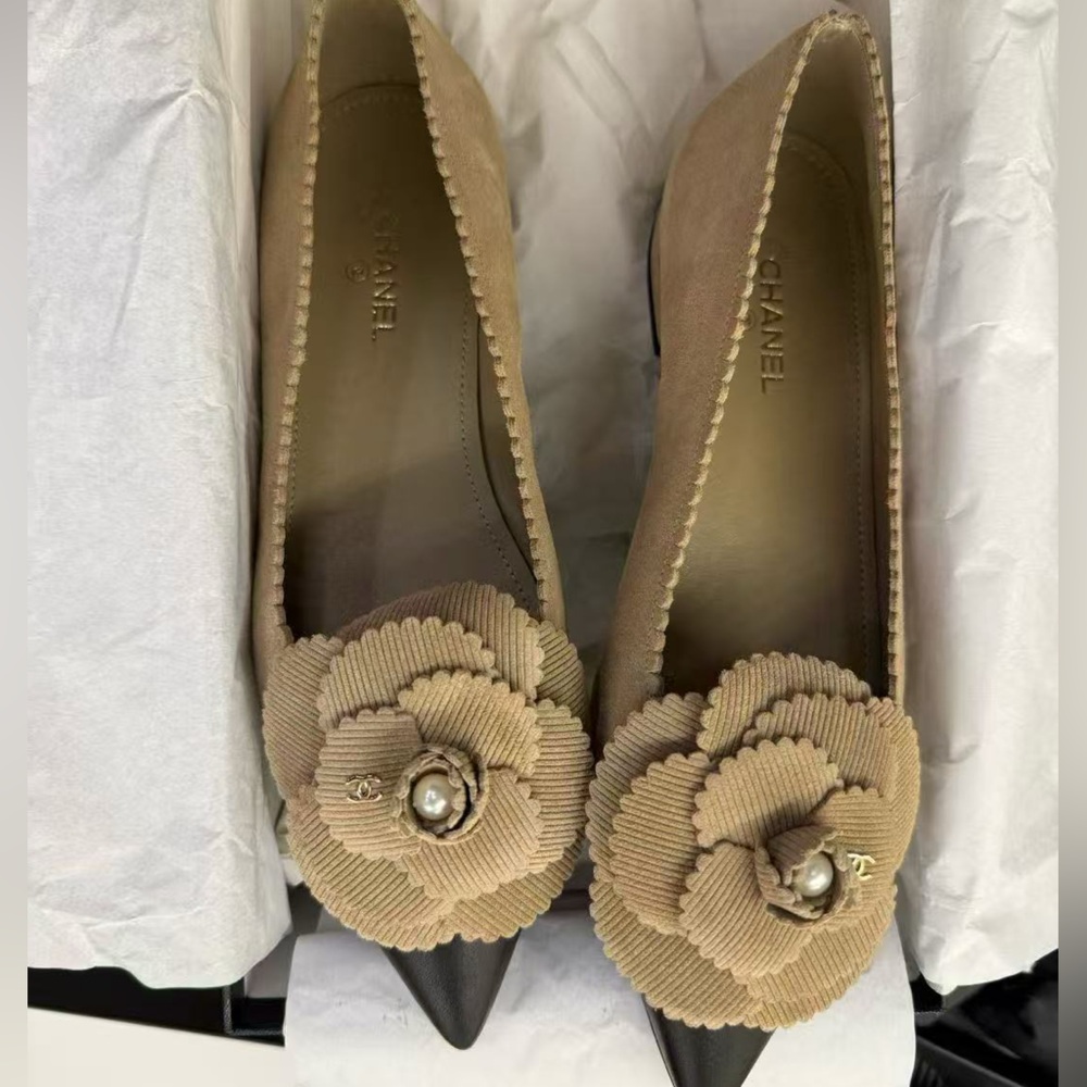New in box CHANEL Flower Embellished Flats - Picture 1 of 2